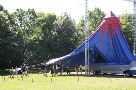 Projektzirkus Hein - Das Zelt wird aufgebaut