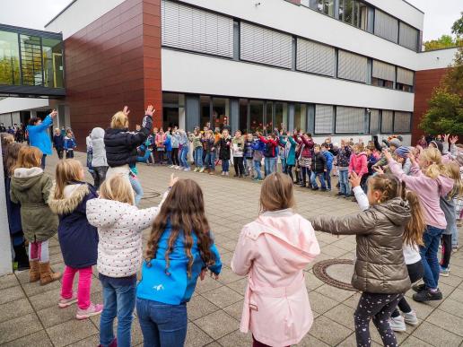 Der Schulhof wird zur Tanzbühne